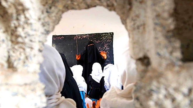 نقابة المعلمين بتعز: غدا رفع الإضراب واستئناف العمل