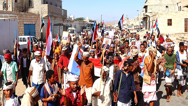 صورة للمسيرة في الشارع العام لمدينة المحفد صورة للمسيرة في الشارع العام لمدينة المحفد