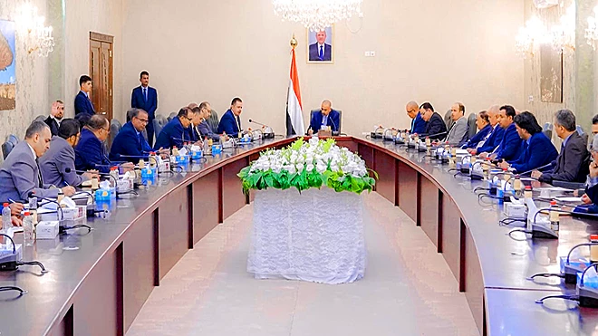 الزبيدي خلال ترأسه أمس الأحد اجتماعا استثنائيا لمجلس الوزراء الزبيدي خلال ترأسه أمس الأحد اجتماعا استثنائيا لمجلس الوزراء