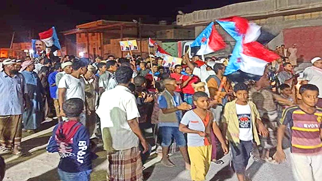صورة للمحتجون في المسيرة صورة للمحتجون في المسيرة
