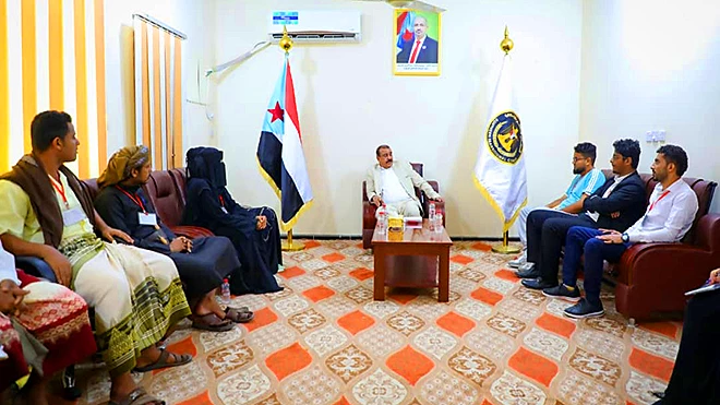 اللواء بن بريك خلال استقباله أمس تحالف شباب الأحزاب والمكونات السياسية اللواء بن بريك خلال استقباله أمس تحالف شباب الأحزاب والمكونات السياسية