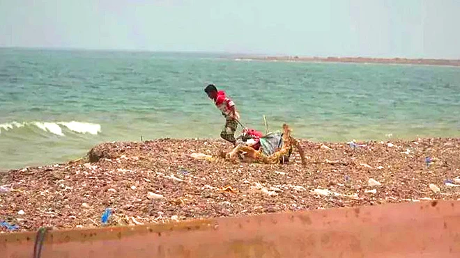 الطفل أحمد لحظة دخوله للبحر الطفل أحمد لحظة دخوله للبحر