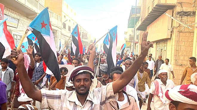 المشاركون في المظاهرة يجبون الشوارع رافعين أعلام دولة الجنوب المشاركون في المظاهرة يجبون الشوارع رافعين أعلام دولة الجنوب