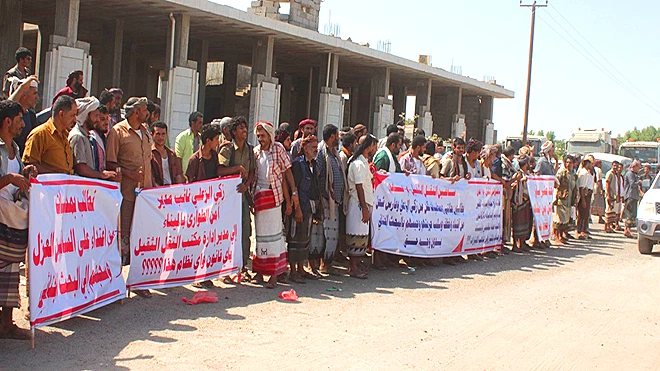 وقفة احتجاجية لسائقو النقل الثقيل بعدن وقفة احتجاجية لسائقو النقل الثقيل بعدن