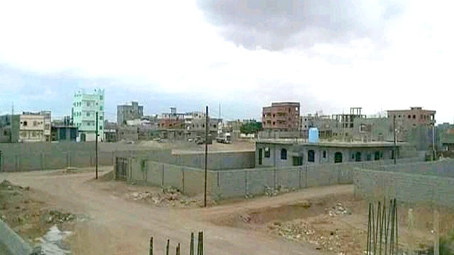 ​عدن.. حي بالشعب دون كهرباء ومسؤول يتملص من تعليمات عُليا