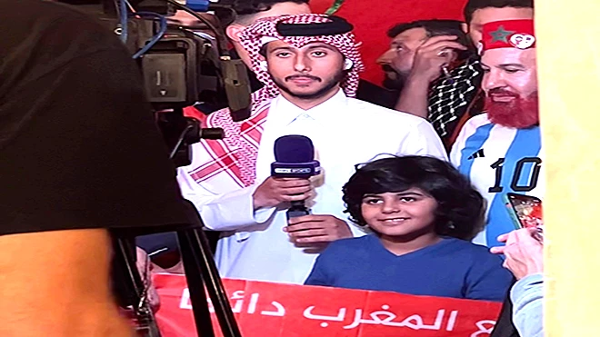طفل عدني موهوب يخطف الأضواء في مونديال قطر