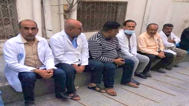 اعتداء مسلح يشل حركة مشفى بتعز والكادر الطبي يلوح بالإضراب