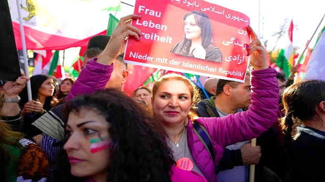 استراتيجية طهران لشق المعارضة الإيرانية