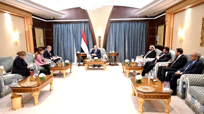العليمي يبحث مع المبعوثين الأممي والأمريكي جهود السلام باليمن