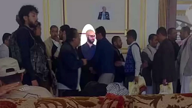 صورة لفاروق عبد الحق وهو في جنازة والده صورة لفاروق عبد الحق وهو في جنازة والده