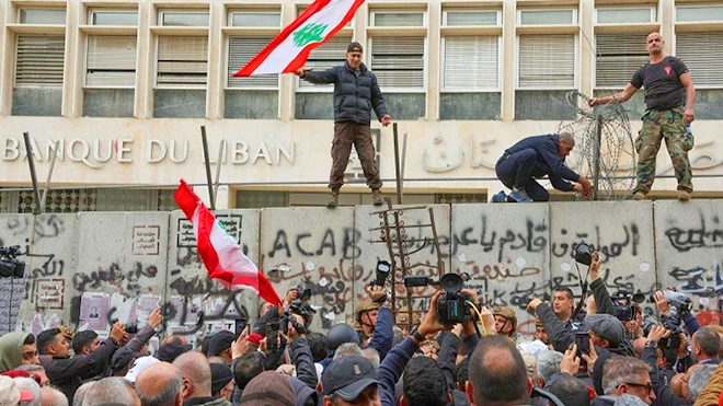 تردي الأوضاع المعيشية تدفع عسكريون متقاعدون للاعتصام أمام مصرف لبنان