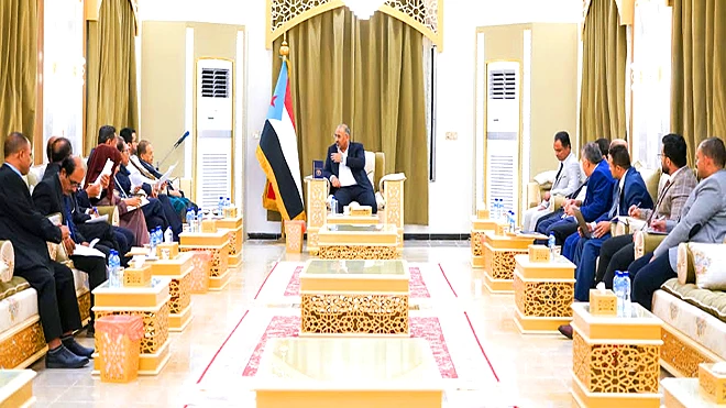 الزبيدي خلال لقائه بفريق الحوار الوطني ورؤساء عدد من المكونات السياسية الجنوبية