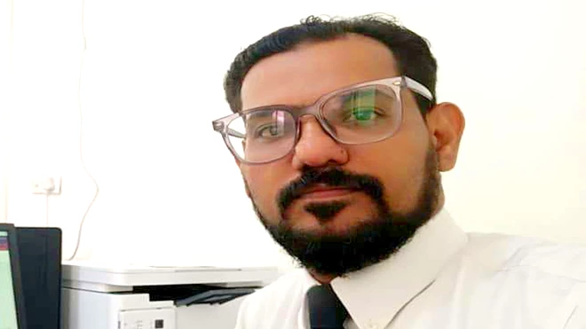 د.حمزة العيدروس الأستاذ المساعد بكلية هندسة وعلوم الحاسوب