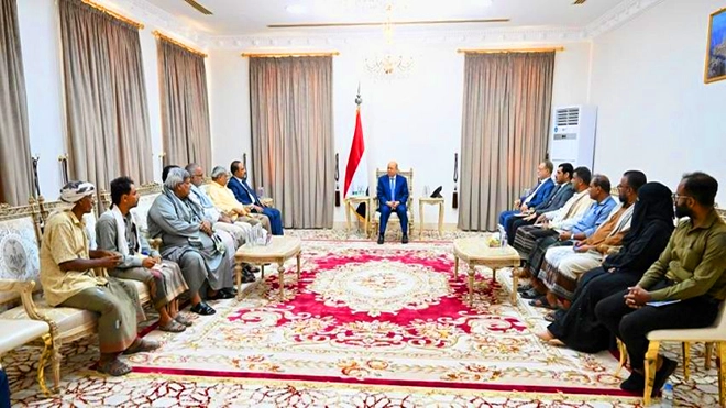 العليمي يلتقي رؤساء الأحزاب السياسية بحضرموت