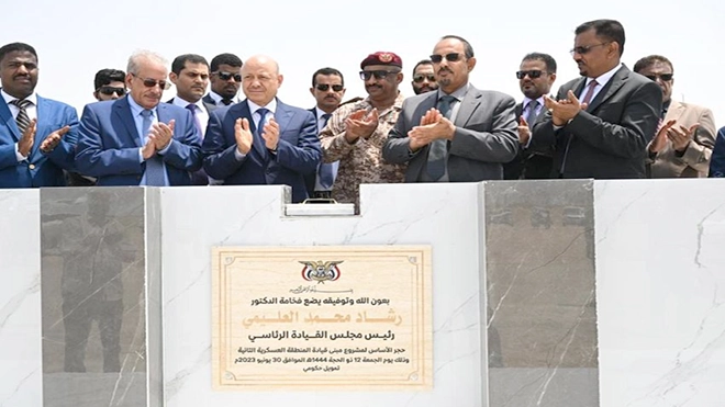 العليمي ينهي زيارته لحضرموت بمشروع مبنى للعسكرية الثانية في الريان