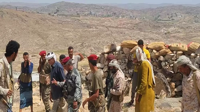 العميد أحمد هادي المشرقي يفقد مواقع الأبطال المرابطين بالنقاط الأمنية بشبوة العميد أحمد هادي المشرقي يفقد مواقع الأبطال المرابطين بالنقاط الأمنية بشبوة