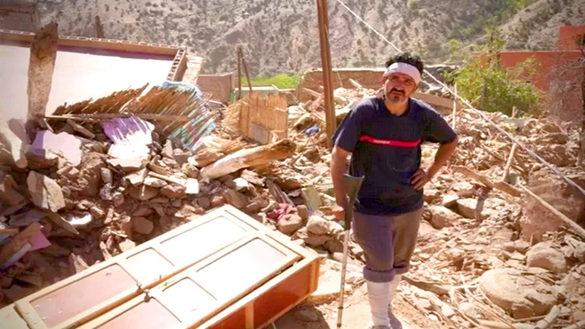 أنقذ حسن هو وأربعة شباب آخرون نحو خمسة عشر شخصا بعد وقوع الزلزال أنقذ حسن هو وأربعة شباب آخرون نحو خمسة عشر شخصا بعد وقوع الزلزال