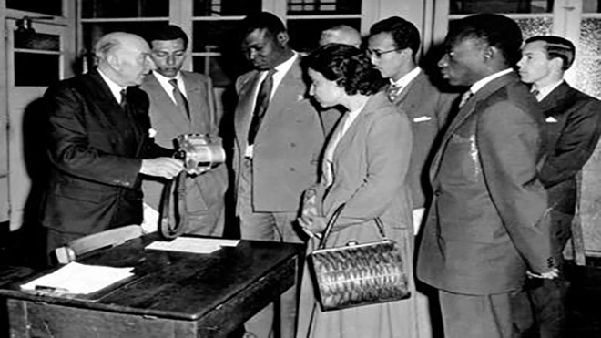 ماهية نجيب تتوسط وفدا من الصحفيين الأجانب في مدرسة تدريب وتأهيل في العاصمة البريطانية لندن 1961م. ماهية نجيب تتوسط وفدا من الصحفيين الأجانب في مدرسة تدريب وتأهيل في العاصمة البريطانية لندن 1961م.