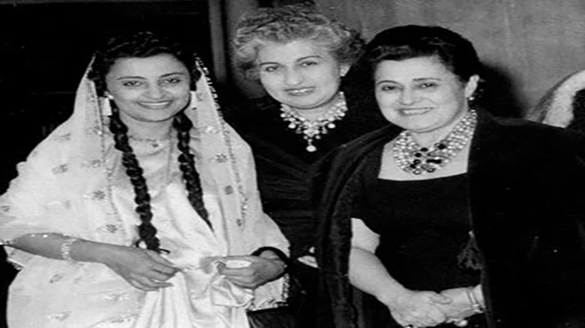 ماهية نجيب باللباس الشعبي وإلى يسارها د. سهير القلماوي من مصر وعقيلة الرئيس السوري خالد العظم في القاهرة بداية الستينات ماهية نجيب باللباس الشعبي وإلى يسارها د. سهير القلماوي من مصر وعقيلة الرئيس السوري خالد العظم في القاهرة بداية الستينات