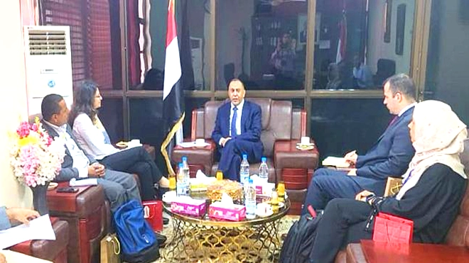وزير الصناعة والتجارة محمد الأشول خلال لقائه المدير الإقليمي لمنظمة العمل الدولية د. ربا جرادات وزير الصناعة والتجارة محمد الأشول خلال لقائه المدير الإقليمي لمنظمة العمل الدولية د. ربا جرادات