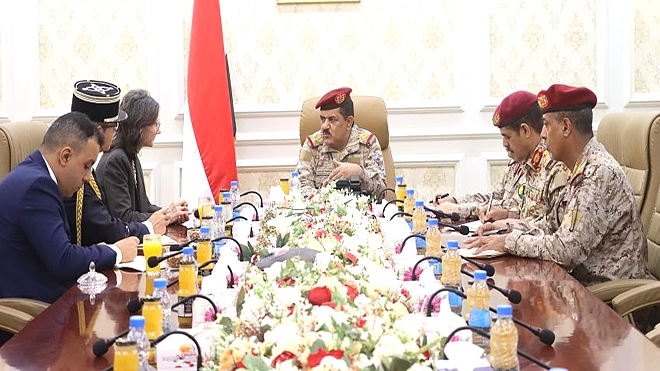 وزير الدفاع يلتقي في عدن سفيرة فرنسا لدى اليمن