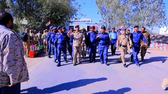​رئيس هيئة الأركان يشيد بالطلبة الجامعيين في كلية الطيران والدفاع الجوي