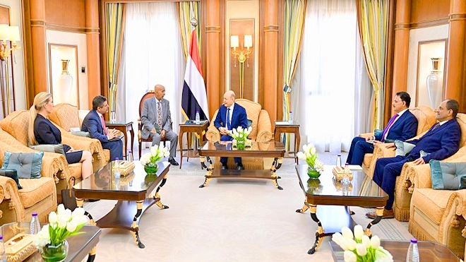 ​العليمي وشلال يبحثان مع سفير أمريكا تبعات التصعيد في البحر الأحمر