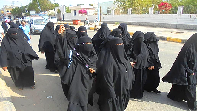 موظفون: لا تفاهم ولا عودة للعمل إلا بصرف مرتبات شهري ديسمبر ويناير موظفون: لا تفاهم ولا عودة للعمل إلا بصرف مرتبات شهري ديسمبر ويناير