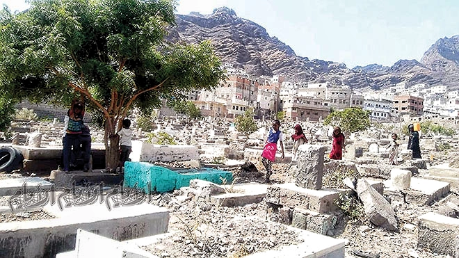 قبارا القطيع يشكوان عبث المتسولين بحرم المقبرة
