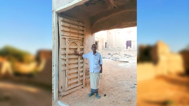 صورة للزميل علوي بن سميط في الحصن من الداخل صورة للزميل علوي بن سميط في الحصن من الداخل