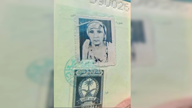 جواز سفر نجاة يظهر تأشيرة إقامتها بالسعودية جواز سفر نجاة يظهر تأشيرة إقامتها بالسعودية