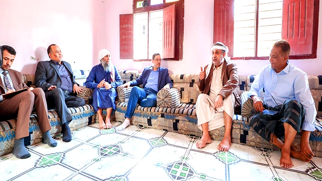 رئيس مجلس الوزراء د. أحمد عوض بن مبارك خلال زيارته أسرة الشهيد اللواء علي ناصر هادي بذكرى تحرير عدن رئيس مجلس الوزراء د. أحمد عوض بن مبارك خلال زيارته أسرة الشهيد اللواء علي ناصر هادي بذكرى تحرير عدن