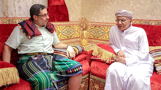رئيس الوزراء خلال زيارته محافظ البنك المركزي الأسبق محمد عوض بن همام رئيس الوزراء خلال زيارته محافظ البنك المركزي الأسبق محمد عوض بن همام