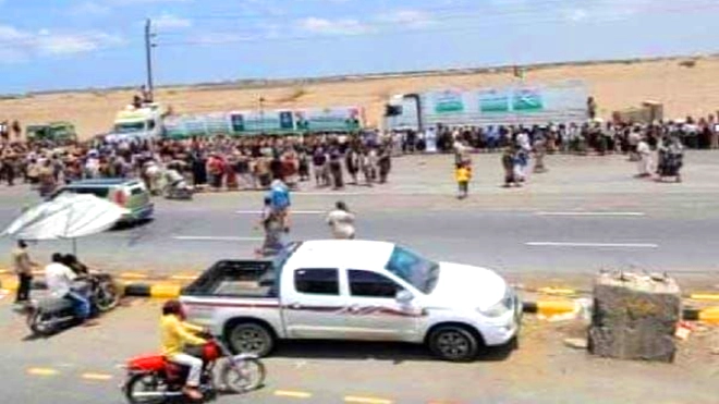 ​وقفة احتجاجية للتنديد بسيطرة نافذين على قطاع النقل في موانئ الحديدة