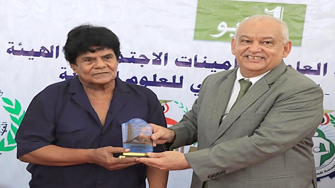 وزير الخدمة  الوالي يكرم  الفنان القدير عوض أحمد