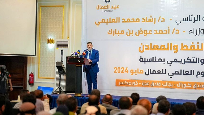 رئيس الوزراء يحضر في عدن الحفل الخطابي والتكريمي بمناسبة عيد العمال العالمي
