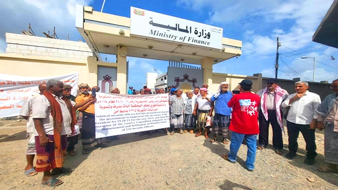 وقفة احتجاجية للمسرحين أمام وزارة المالية في العاصمة عدن وقفة احتجاجية للمسرحين أمام وزارة المالية في العاصمة عدن