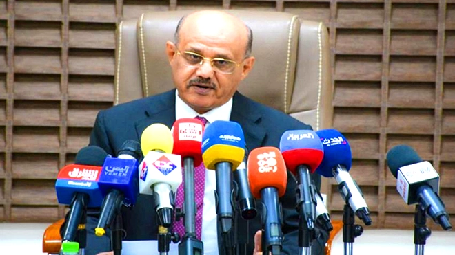 محافظ البنك المركزي أحمد المعبقي خلال المؤتمر الصحفي أمس محافظ البنك المركزي أحمد المعبقي خلال المؤتمر الصحفي أمس