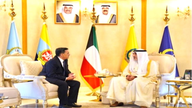 السفير بن سفاع خلال لقائه النائب الأول لرئيس مجلس الوزراء الكويتي