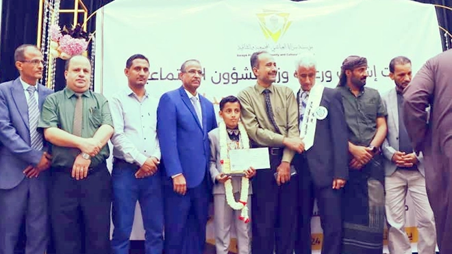 ​وزير الشؤون الاجتماعية يكرم الطفل العبقري يسلم الكلدي