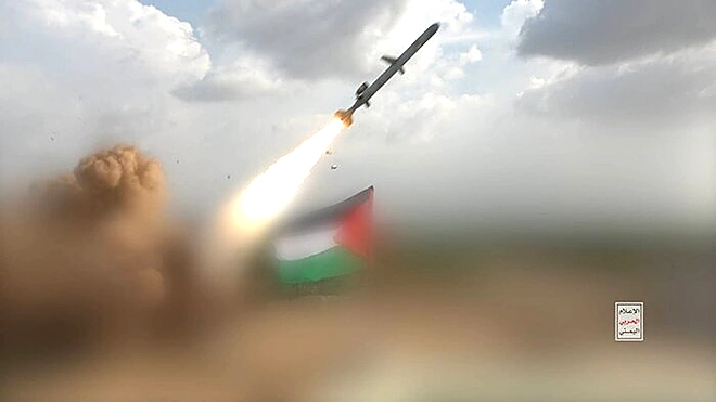 حادث بحري في خليج عدن و​الجيش الأمريكي يدمر منصة صواريخ للحوثيين