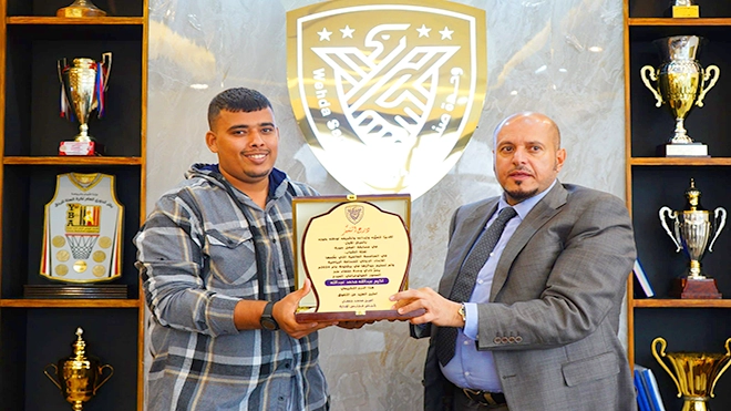 جمعان يكرم المصور الرياضي أكرم عبدالله تقديراً لإنجازه العالمي