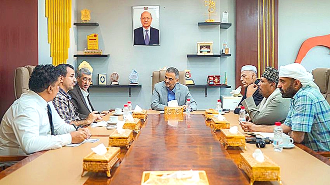 محافظ عدن يبحث مع الغرفة التجارية تنظيم عمل وحدة حماية الأراضي والواجبات الزكوية