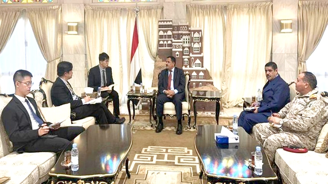 وزير الدفاع خلال لقائه القائم بأعمال السفارة الصينية لدى اليمن وزير الدفاع خلال لقائه القائم بأعمال السفارة الصينية لدى اليمن