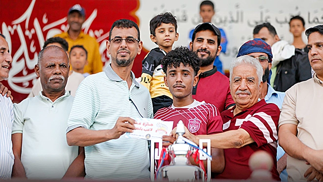 جائزة أفضل لاعب في المباراة نجم أهلي عدن عبدالله خليفة جائزة أفضل لاعب في المباراة نجم أهلي عدن عبدالله خليفة