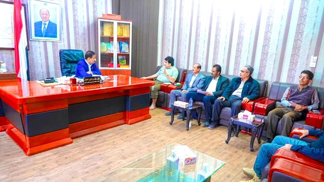 محافظ شبوة يوجه بإزالة المباني العشوائية في مدينة عتق