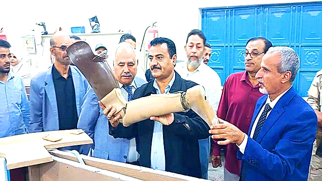 مدير صحة عدن يزور مركز الأطراف الصناعية