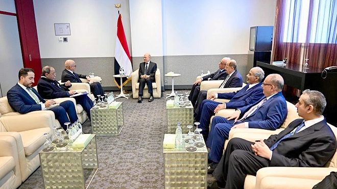 رئيس مجلس القيادة يبحث مع وزير الخارجية البحريني تفعيل اللجنة العليا الوزارية المشتركة