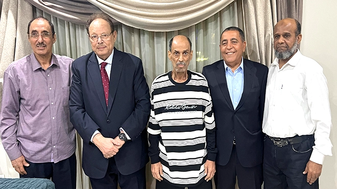 الرئيس علي ناصر يقوم بزيارة الكابتن جميل سيف في القاهرة