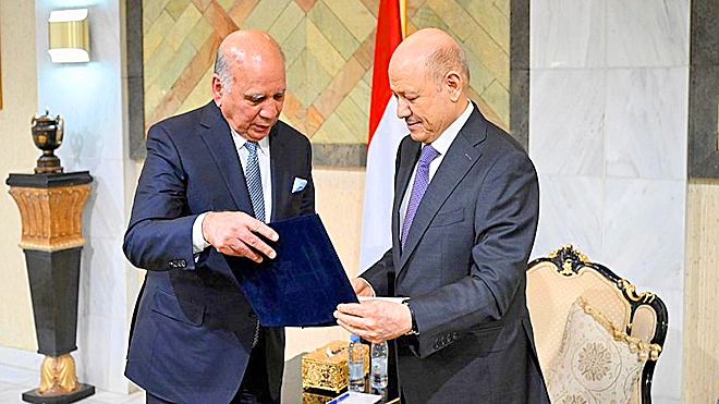 العليمي يتسلم دعوة من الرئيس العراقي لحضور مؤتمري القمة العربية